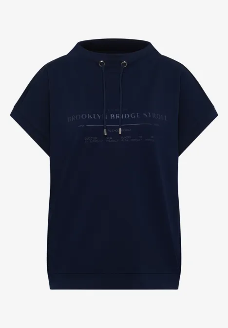 Dunkelblaues T-Shirt mit kurzen Ärmeln und Kordelzug am Kragen.